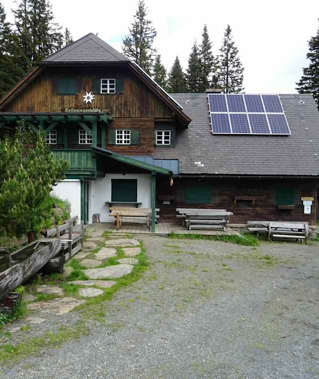 Ein leichter Wanderweg führt zur Grünangerhütte.