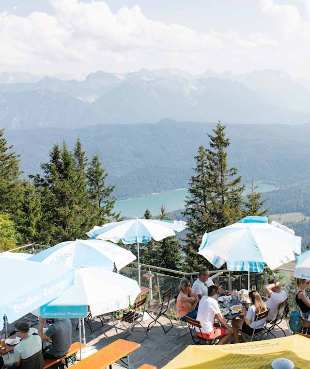 Aussichtsreiche Terrasse am Berggasthaus Herzogstand