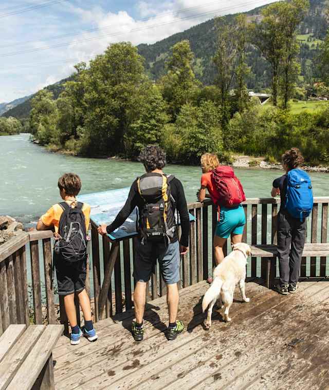 Tafeln auf Aussichtsplattformen über der Isel vermitteln Wissenswertes rund um den längsten noch frei fließenden Gletscherfluss der Alpen. 
