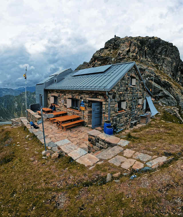 Die Medelserhütte liegt auf 2.524 m auf einem Sattel der Fuorcla da Lavaz, einem Passübergang zwischen dem Val Plattas und dem Val Lavaz