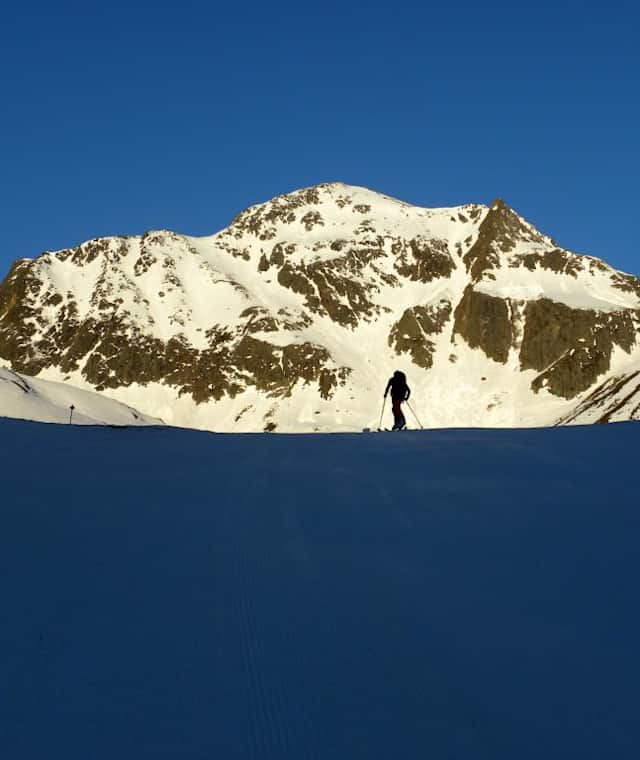 Die ersten Höhenmeter bewältigt man auf der Piste.