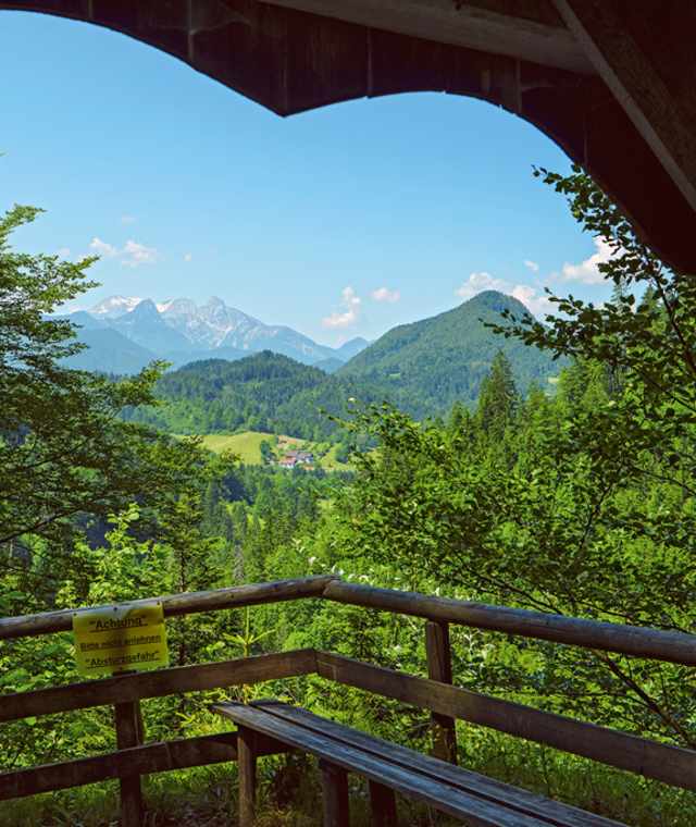 Der Gesäuseblick von der Unterstandshütte am Eingang zur Kraushöhle.