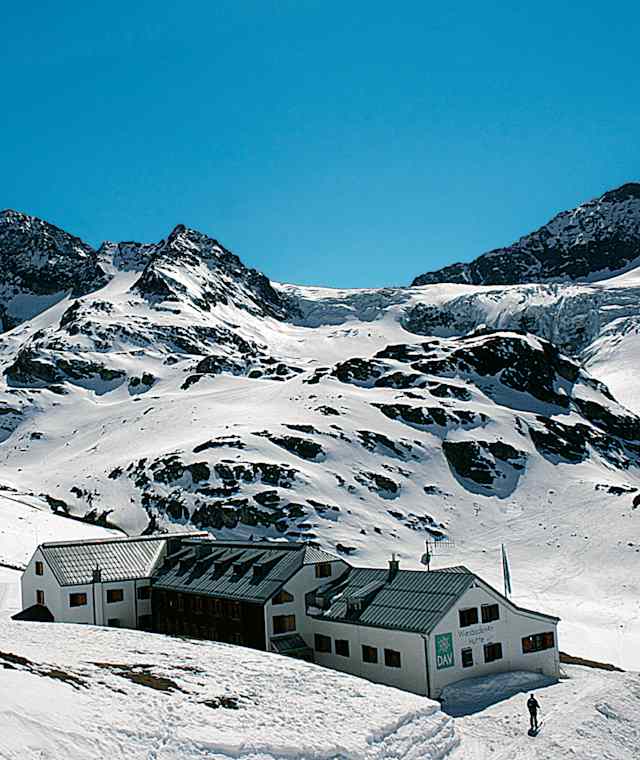 Die Wiesbadener Hütte mit Piz Buin und Ochsentaler Gletscher.