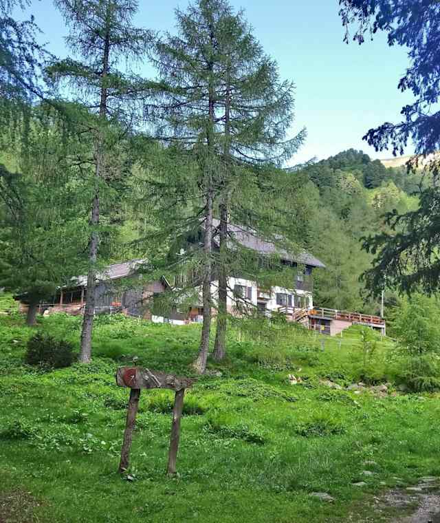 Die Rottenmanner Hütte zwischen Fichten und Lärchen