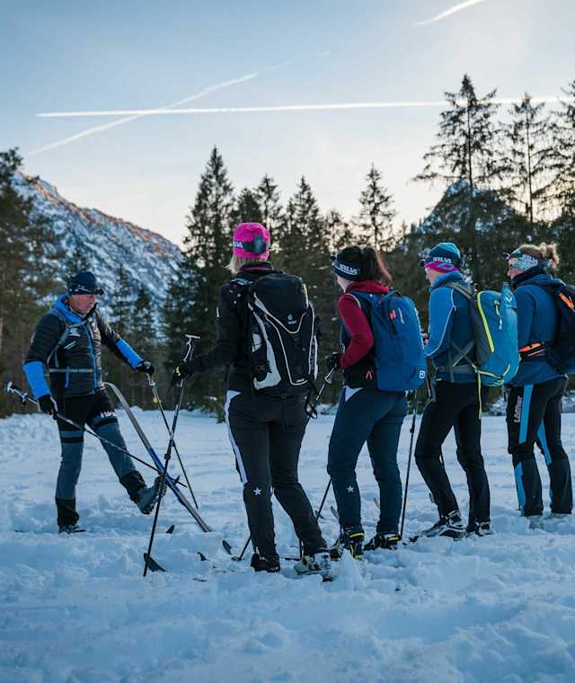 Bei einem Technikkurs kann man diese Art des Skiwanderns erlernen.