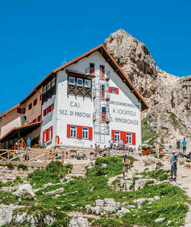 Die Dreizinnenhütte mit dem Sextenstein von Süden.