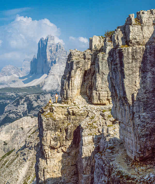 Luftige Bänderquerung an der Nordseite des Monte Piano mit den Drei Zinnen.