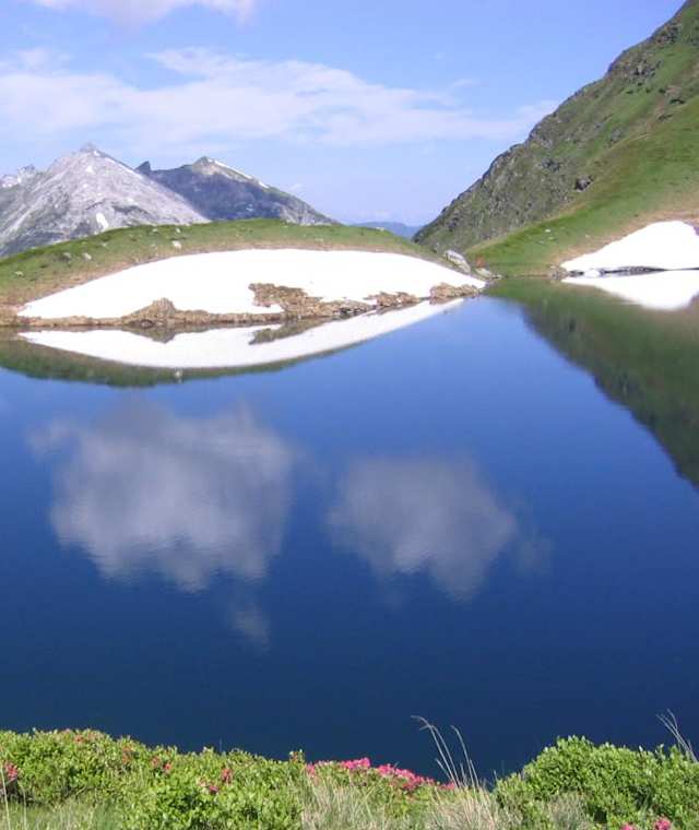 Der Twenger Almsee mit Blick auf die Kesselspitze