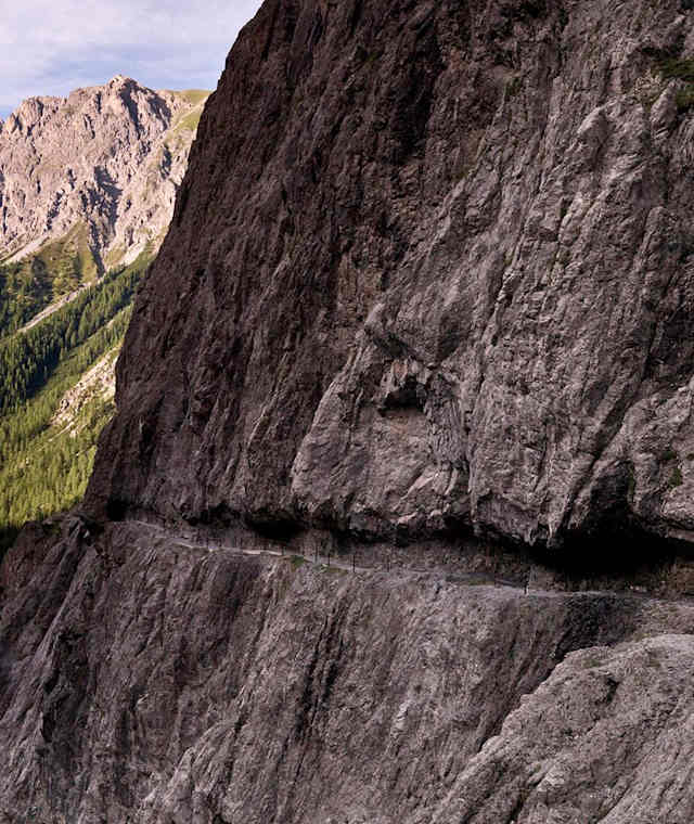 Die Tour führt entlang eines Schmugglerpfades, welcher in eine Felsschlucht geschlagen wurde.  
